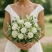Natuurlijke elegantie op je bruiloft met een wit-groen bruidsboeket vol tijdloze romantiek